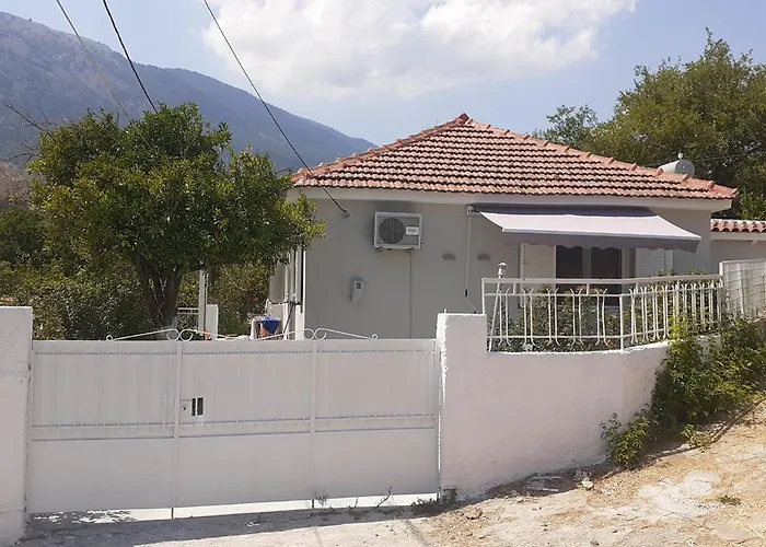 Modern Apartment By Constantinos *